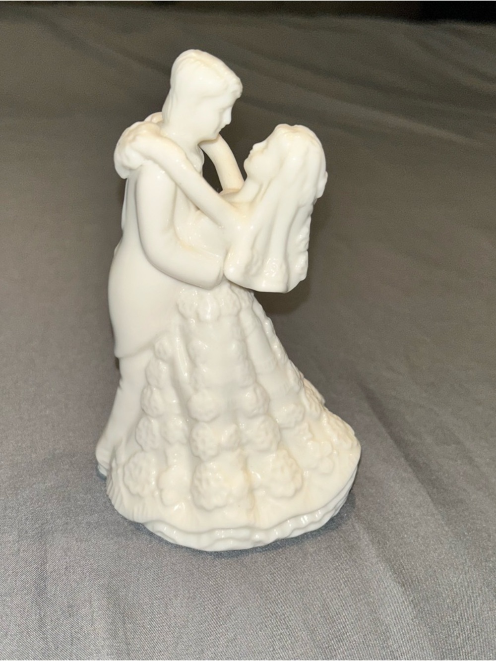 Beautiful Bride and Groom “First Dance”Ceramic Figurine Cake Topper